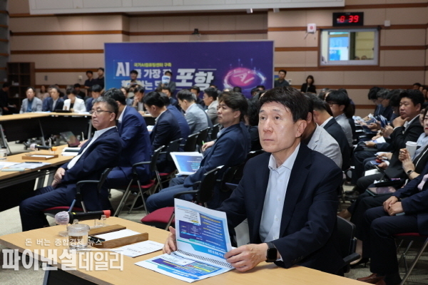 확대 간부회의 때 지역 경제를 활성화하기 위한 현안업무 추진에 총력을 다해줄 것을 강조ⓒ파이낸셜데일리/포항시