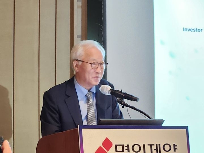 이행명 대표이사가 15일 명인제약 IPO 기자간담회에서 인사 하는 모습. ⓒ 파이낸셜데일리 / 명인제약