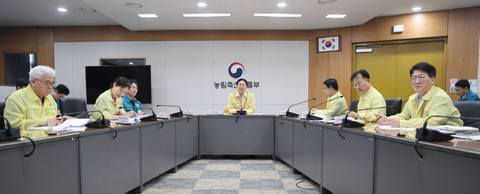 아프리카돼지열병 중앙사고수습본부가 15일 관계부처와 지자체가 참여하는 중수본 회의를 개최해 아프리카돼지열병 발생 상황과 방역 대책을 점검하고 있다. ⓒ 파이낸셜데일리 / 뉴시스