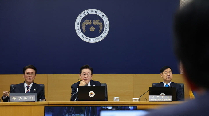 이재명 대통령이 16일 세종시 정부세종청사에서 열린 제42회 국무회의에서 최교진 사회부총리 겸 교육부 장관의 발언을 경청하고 있다. ⓒ 파이낸셜데일리 / 뉴시스