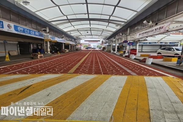 군위전통시장 내 바닥에 디자인 도색 작업 ⓒ파이낸셜데일리/군위군