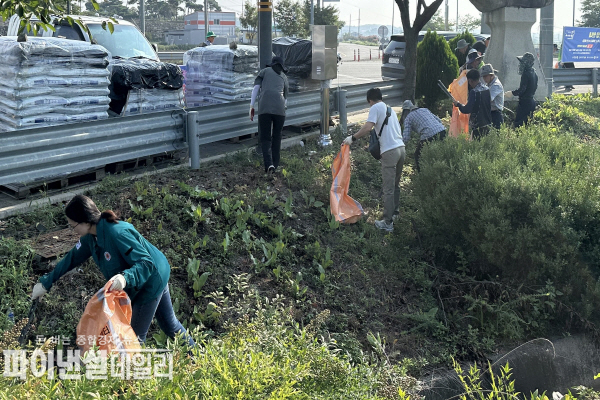 신녕면은 새마을 소공원 일대에서 ‘국토대청결 운동’ ⓒ파이낸셜데일리/영천시