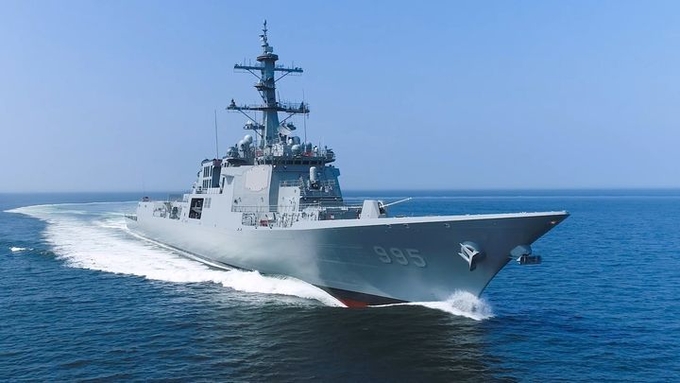 HD현대중공업이 건조해 해군에 인도한 차세대 이지스 구축함(KDX-III Batch-II) 1번함 정조대왕함의 시운전 모습. ⓒ 파이낸셜데일리 / HD현대중공업