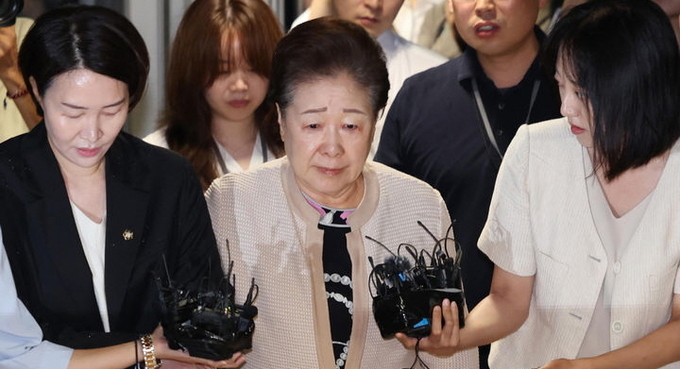 한학자 통일교 총재가 17일 오전 서울 종로구 KT광화문빌딩 웨스트에 마련된 김건희 특검 사무실에 피의자 신분으로 출석하고 있다. ⓒ 파이낸셜데일리 / 뉴시스