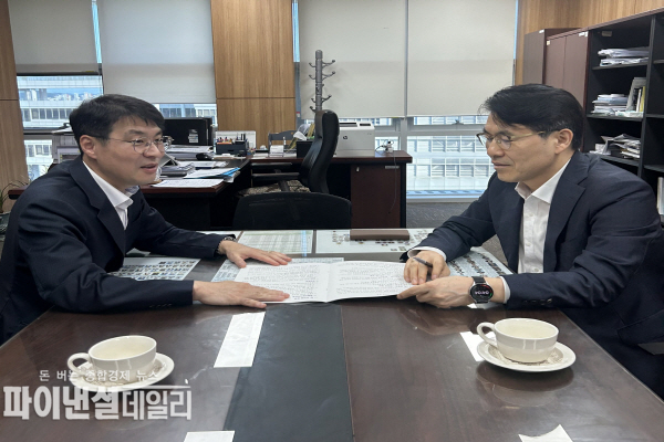  김정기 대구광역시장 권한대행 행정부시장은 조봉업 기획단장과 ‘5극 3특’ 국가균형성장전략에 대한 정부의 추진 상황과 대구경북의 대응 방안에 대해 심도 있는 대화ⓒ파이낸셜데일리/대구시
