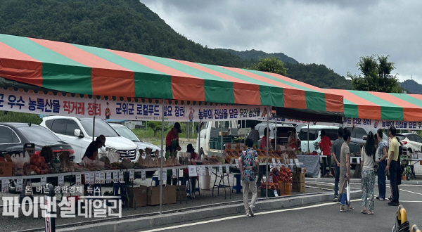군위축협 축산물프라자 옆(군위읍 서부리 154-21)에 위치한 주말장터 전경 ⓒ파이낸셜데일리/군위군