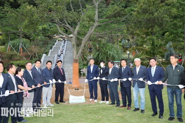시민과 함께 철길숲을 걸으며 가을의 정취를 느낄 수 있어 뜻깊은 시간 ⓒ파이낸셜데일리/포항시