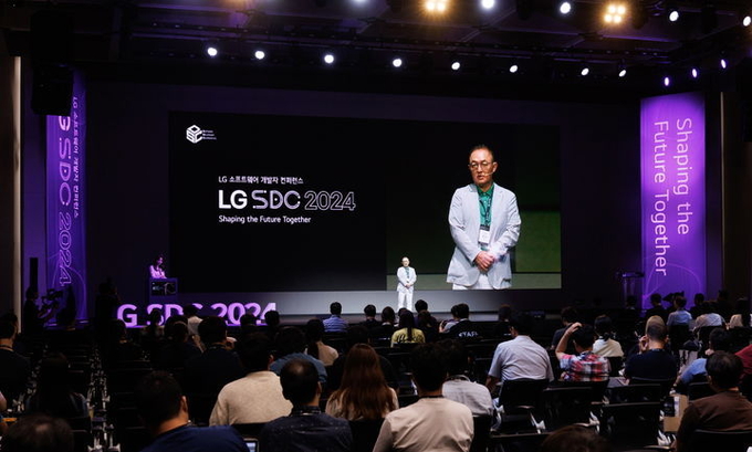 LG전자 CTO부문 박인성 SW센터장(전무)이 9일 서울 강서구 LG사이언스파크에서 열린 'LG 소프트웨어 개발자 콘퍼런스 2024(LG SDC 2024)'에서 환영사를 하고 있다. ⓒ 파이낸셜데일리 / LG전자