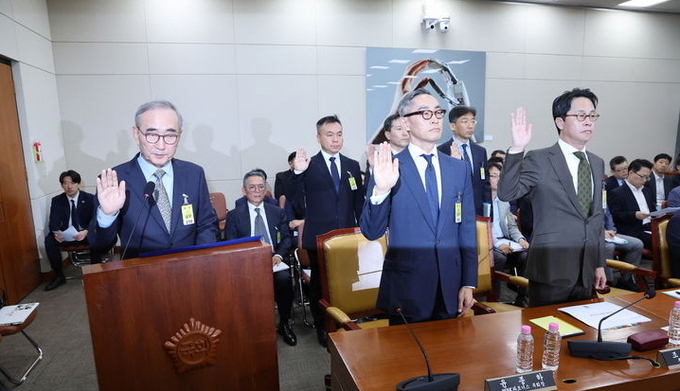 김영섭 KT 대표이사가 24일 오전 서울 여의도 국회 과학기술정보방송통신위원회 전체회의에서 선서하고 있다. 왼쪽부터 김 대표이사, 윤종하 MBK 파트너스 부회장, 조좌진 롯데카드 대표이사. ⓒ 파이낸셜데일리 / 뉴시스