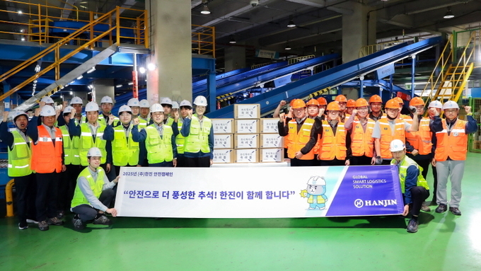 한진 임직원이 안전하고 원활한 추석 특수기 운영을 기원하며 기념촬영을 하고있다. 앞줄 왼쪽 6번째부터 (주)한진 노삼석 대표이사 사장, (주)한진 조현민 사장 ⓒ 파이낸셜데일리 / (주)한진