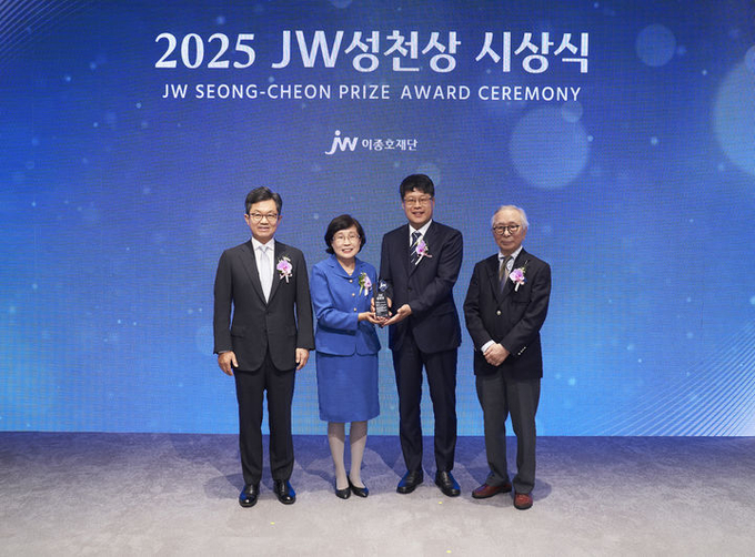 JW중외제약의 공익재단인 JW이종호재단은 지난 24일 경기도 과천시 소재 JW사옥에서 ‘2025 JW성천상’ 시상식을 개최했다. (왼쪽부터) 이경하 JW이종호재단 이사장(JW 회장), 2025 JW성천상 수상자 전진경 아프리카미래재단 짐바브웨지부 메디컬디렉터와 강동원 지부장, 이성낙 JW성천상위원회 위원장(가천대 명예총장)이 기념촬영을 하고 있다. ⓒ 파이낸셜데일리 / JW이종호재단