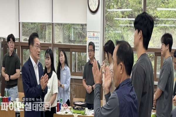 추석을 앞두고 쾌적한 생활환경 유지 힘쓰고 있는 환경공무관들과 함께하는 오찬 자리 ⓒ파이낸셜데일리/영천시