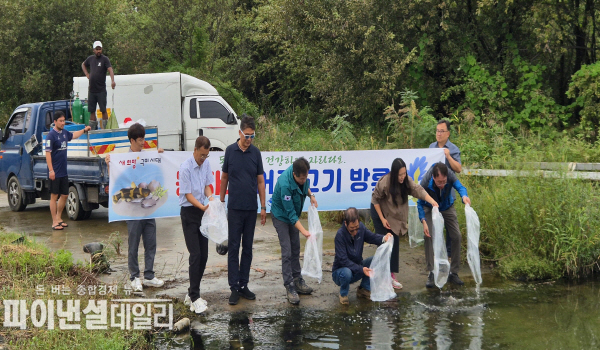 구미보 상류 환경감시선 선착장에 낙동강 어업인 참여 '동자개 치어 5만3천미 방류 현장 ⓒ파이낸셜데일리/구미시