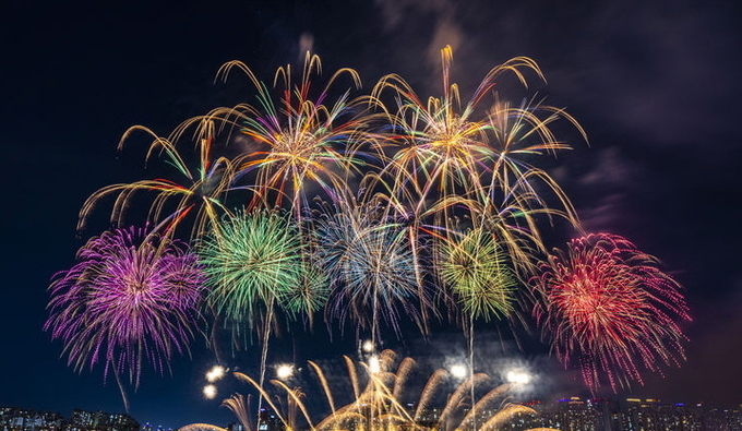 지난해 10월 5일 서울 영등포구 여의도한강공원 일대에서 열린 2024 서울세계불꽃축제에서 화려한 불꽃들이 밤하늘을 수놓고 있다. ⓒ 파이낸셜데일리 / 뉴시스