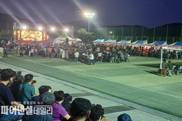 장윤정 가수가 출연하는 무대시간에만 북적 ⓒ파이낸셜데일리/박미화 기자