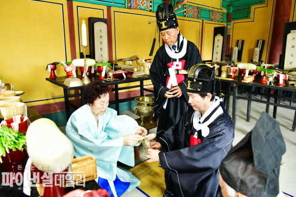 조현일 경산시장이 초헌관, 김성부 운영위원이 아헌관, 나호상 운영위원이 종헌관을 맡아 예법에 따라 제례를 거행 ⓒ파이낸셜데일리/경산시