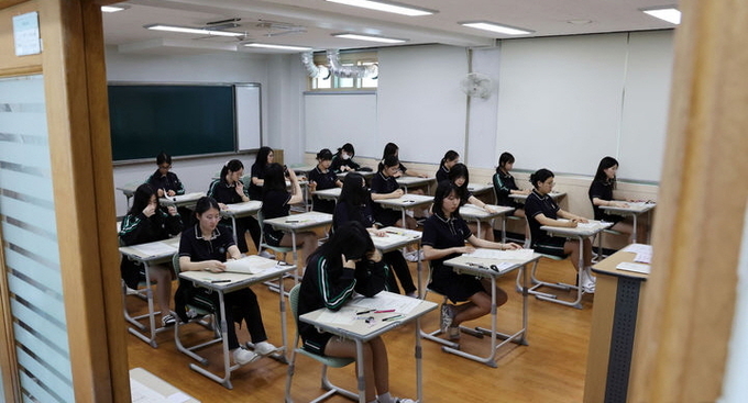 2026학년도 대학수학능력시험 9월 모의평가가 실시된 지난 3일 부산 금정구 부산대사범대학부설고등학교 3학년 교실에서 수험생들이 문답지를 받은 뒤 시험 시작을 기다리는 모습. ⓒ 파이낸셜데일리 / 뉴시스