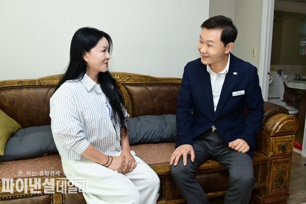 고령군수 이남철은 추석 명절을 맞아 공무원들이 결연을 맺은 202 가구를 직접 방문하여 따뜻한 나눔을 실천 ⓒ파이낸셜데일리/고령군