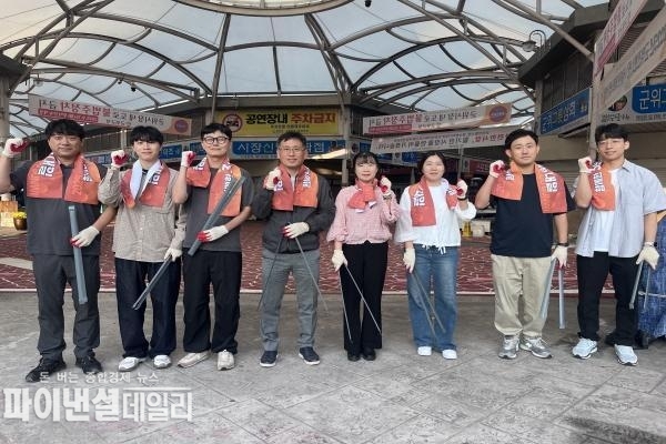 재무과 봉사단 전통시장에서 환경정비 활동 ⓒ파이낸셜데일리/군위군