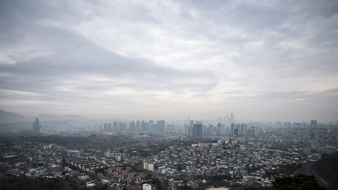 흐린 날씨를 보인 2일 서울 남산에서 바라본 도심에 안개가 잔뜩 끼어있다. ⓒ 파이낸셜데일리 / 뉴시스
