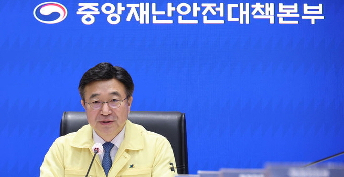 윤호중 중앙재난안전대책본부장(행정안전부 장관)이 30일 오전 서울 종로구 정부서울청사 상황센터에서 열린 국가정보자원관리원(국정자원) 행정정보시스템 화재 관련 중앙재난안전대책본부(중대본) 6차 회의에 참석해 발언하고 있다. ⓒ 파이낸셜데일리 / 뉴시스
