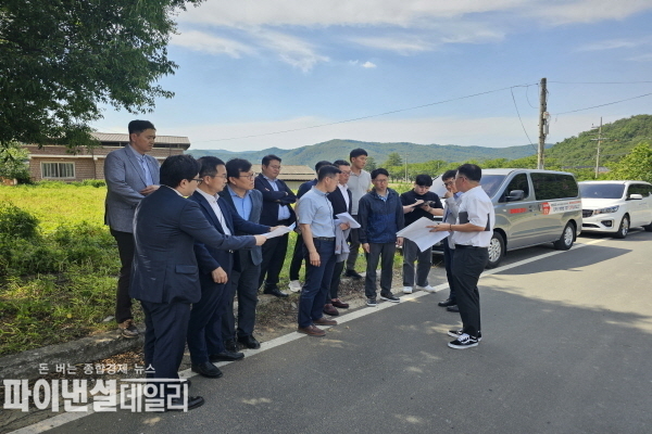 군부대 이전지 현장을 점검하며 현재 수립 중인 군부대 이전 마스터플랜과 현장 간의 적실성 및 연계성을 강화 ⓒ파이낸셜데일리/군위군