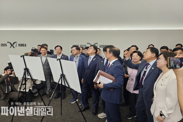 경주를 방문한 우원식 국회의장, 김석기 국회 외교통일위원장 및 국회 APEC(위원장 김기현) 특위 의원 14명 등을 맞아 추진 상황을 설명하고 현장을 함께 점검 ⓒ파이낸셜데일리/경북도
