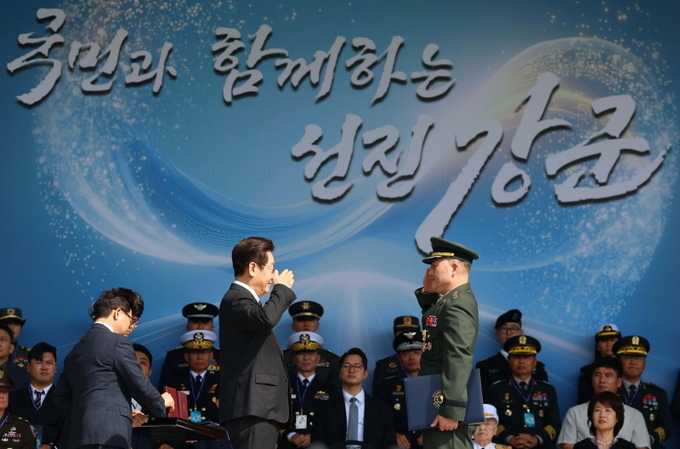 이재명 대통령이 1일 충남 계룡대에서 열린 건군 77주년 국군의 날 기념식에서 박정훈 해병대 수사단장(대령)에게 훈장을 수여한 뒤 경례하고 있다. ⓒ 파이낸셜데일리 / 뉴시스