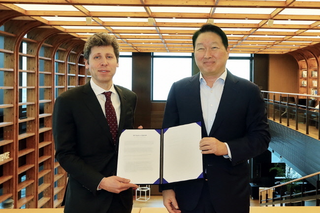 최태원 회장(오른쪽)과 샘 올트먼 OpenAI CEO(왼쪽) 등 양사 경영진들이 1일 서울 종로구 SK서린빌딩에서 메모리 공급 의향서(Memory Supply LOI)와 서남권 AI DC 협력에 관한 양해각서(MOU)를 체결했다. ⓒ 파이낸셜데일리 / SK그룹
