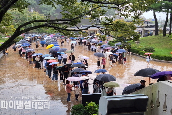 추석 연후 기간 중 정문 및 신라역사관 외부 지난 6일 추석 연휴 (추석당일 휴관) 동안 총 153,342명의 관람객 ⓒ파이낸셜데일리/국립경주박물관