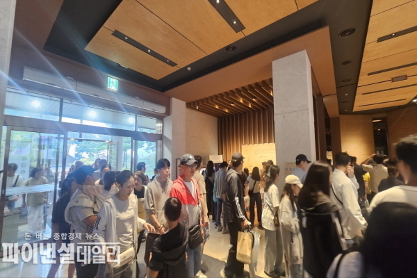 추석 연후 기간 중 신라역사관 내부 전시 관람 모습 내부를 꽉 메운 관광객들 ⓒ파이낸셜데일리/국립경주박물관