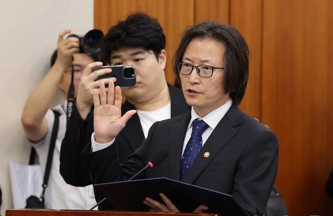 주병기 공정거래위원장이 14일 오전 서울 여의도 국회에서 열린 국정감사에서 증인 선서를 하고 있다. ⓒ 파이낸셜데일리 / 뉴시스