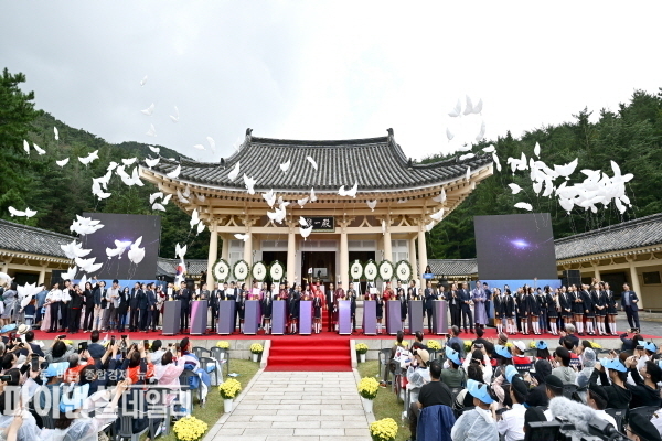2025 APEC 성공개최를 기원하는 경북도민의 마음을 담아 평화 상징인 비둘기 풍선을 날리는 퍼포먼스ⓒ파이낸셜데일리/경북도
