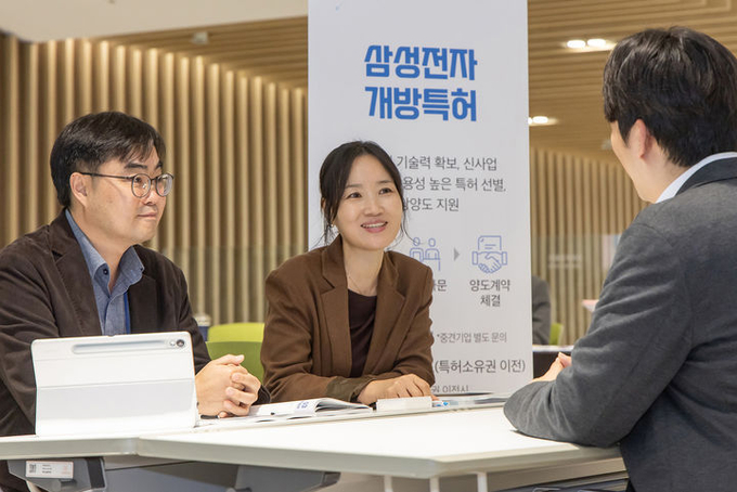 15일 경기도 수원컨벤션센터에서 개최된 '2025 우수기술 설명회'에서 삼성전자 관계자와 협력회사 참석자들이 특허 무상 이전 상담을 진행하고 있다. ⓒ 파이낸셜데일리 / 삼성전자