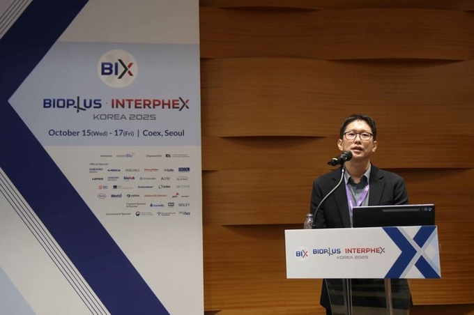 이태희 삼성바이오로직스 항체배양PD팀장(상무)이 16일 진행된 BIX 2025 런천 세션에서 CDO 서비스 경쟁력에 대해 발표하고 있다. ⓒ 파이낸셜데일리 / 삼성바이오로직스