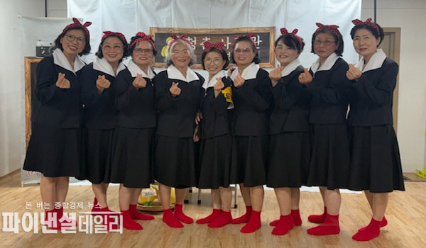 “옛날 교복을 입고 행복해하는 어르신들의 순수한 모습에 마음이 따뜻해지고, 추억을 이야기 할 수 있는 즐거운 자리를 만들어주셔서 감사하다.”고 말했다. ⓒ파이낸셜데일리/성주군