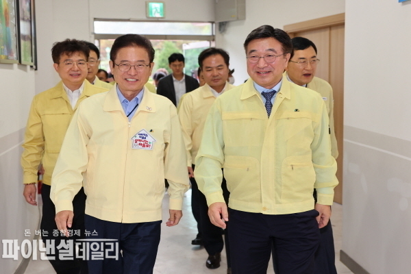 이철우 경상북도지사는 16일 아시아태평양경제협력체(APEC) 안전관리 현장점검을 위해 경주를 방문한 윤호중 행정안전부 장관과 함께 에이펙(APEC) 안전대책 현황을 보고받고, 정상회의장 등 주요 시설을 점검했다 ⓒ파이낸셜데일리/경북도