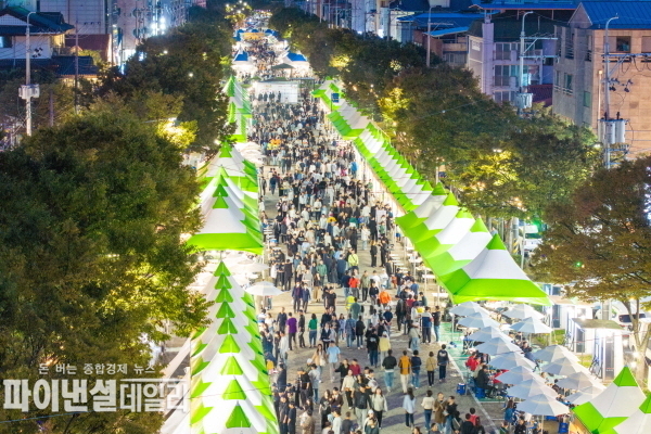 「구미푸드페스티벌」이 진행된 송정맛길 1.5km 구간 전체가 맛있는 냄새와 사람들로 가득 ⓒ파이낸셜데일리/구미시