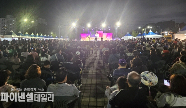 다양한 공연이 이어져 흥겨움을 더하며 시민과 농민, 관광객 모두가 어우러지는 문화관광 행사의 장을 마련 ⓒ파이낸셜데일리/경산시