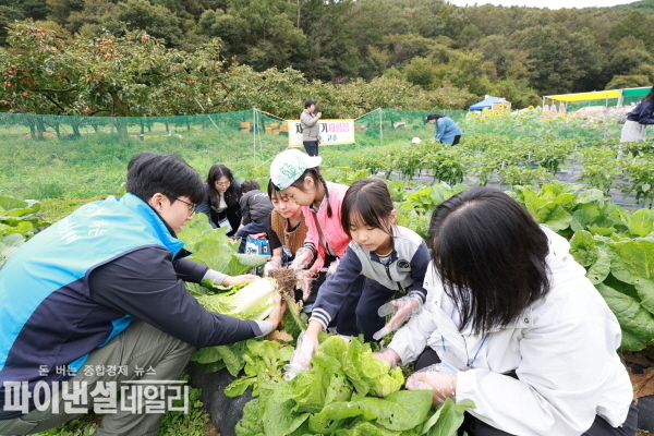 각남면 녹명1리 죽바위 일원에서 친환경농산물의 안정성 및 우수성을 알리고 지역경제 활성화와 친환경농산물 소비 촉진을 위해 ‘친환경농업체험마을 행사’ ⓒ파이낸셜데일리/청도군