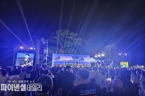 2024 황금카니발 메인무대(봉황대 메인무대에서 아티스트 공연과 관람객)ⓒ파이낸셜데일리/경주시