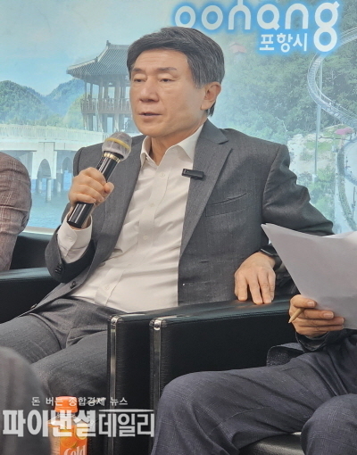 이강덕 포항시장은 21일 시청 브리핑룸에서 영국·아이슬란드 방문 성과를 설명하고 “이번 방문은 포항이 세계와 함께 성장하는 지속가능 도시로 나아가는 중요한 출발점이 됐다”고 밝혔다.ⓒ파이낸셜데일리/박미화 기자