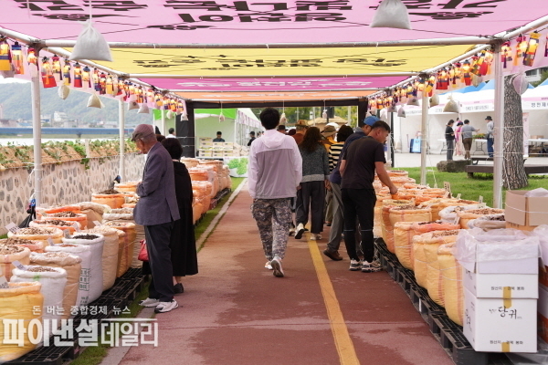 영천강변공원일원에서 열려, 한방특구 영천의 우수성을 알리는 다채로운 프로그램을 선보였다.ⓒ파이낸셜데일리/박미화 기자