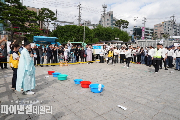 전국 풍물·난타 경연대회, 품바 페스티벌, 읍면동 줄다리기·제기차기·투호 등 전통문화 행사와 함께 지역 예술가들의 전시와 공연, 체험행사도 마련돼 시민 화합은 물론 방문객들에게 다채로운 즐거움을 선사했다.ⓒ파이낸셜데일리/박미화 기자
