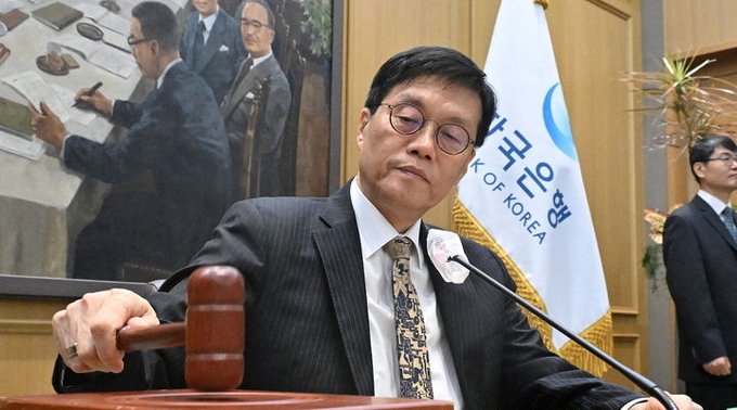 이창용 한국은행 총재가 23일 오전 서울 중구 한국은행 본관에서 열린 금융통화위원회 본회의에서 의사봉을 두드리고 있다. ⓒ 파이낸셜데일리 / 뉴시스