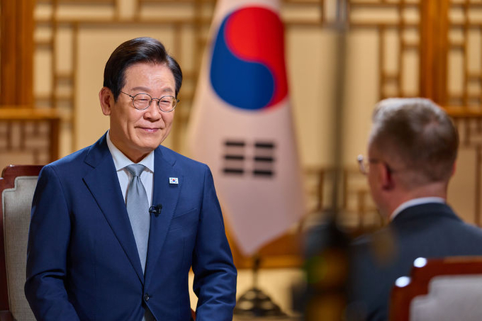 이재명 대통령이 22일 서울 용산 대통령실 청사에서 APEC 정상회의를 앞두고 미국 CNN과 인터뷰를 하고 있다. ⓒ 파이낸셜데일리 / 뉴시스