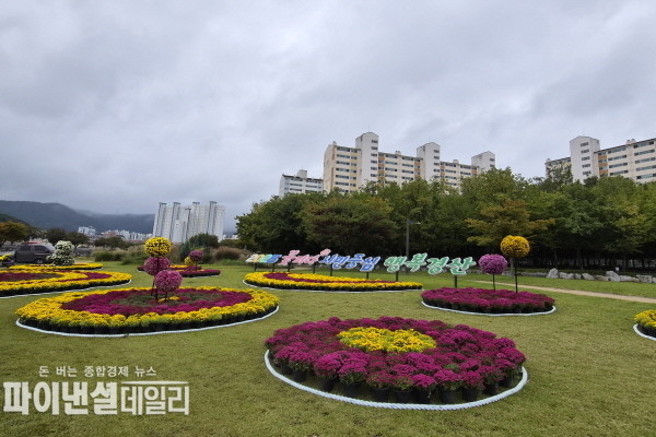 가을을 맞아 남천둔치 시정구호화단에 국화전시 ⓒ파이낸셜데일리/경산시