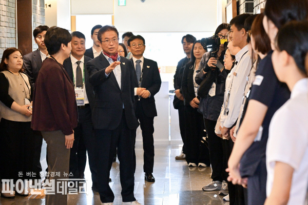 황룡원에서 주요 내빈과 기업인을 대상으로 운영한 ‘이미용 의료서비스’를 큰 호응 ⓒ파이낸셜데일리/경북도