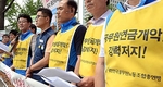 공무원 눈치 보는 정부…퇴직수당 올려 연금 차액 보상?