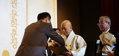수덕사 옹산 스님 ‘옥관 문화훈장’ 수상